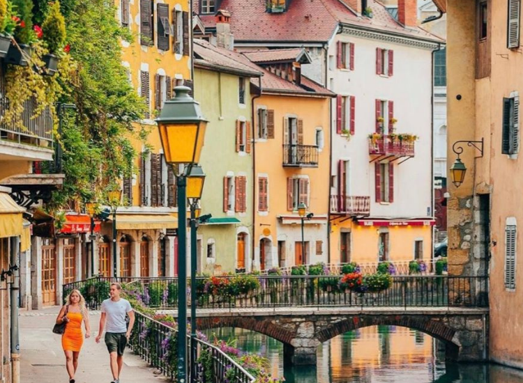 Venice thu nhỏ của nước Pháp Phố cổ Annecy Pháp với nhà mái ngói đỏ và kênh đào lãng mạn
